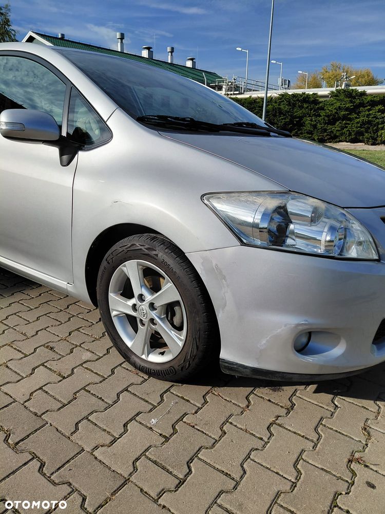 Toyota Auris 2010 photo 2
