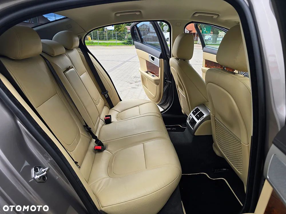 Jaguar XF 2.2 D Premium Luxury - 21