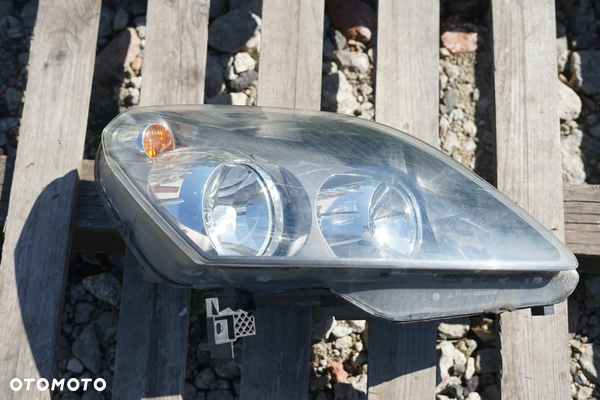 Lampa przód przednie prawa Opel Zafira II B Anglik
