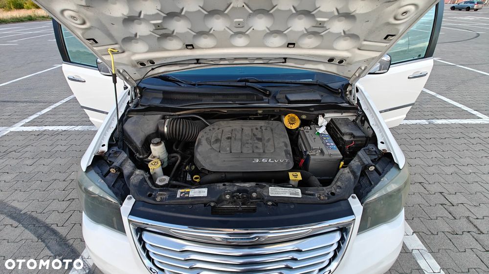 Chrysler Town & Country - 26
