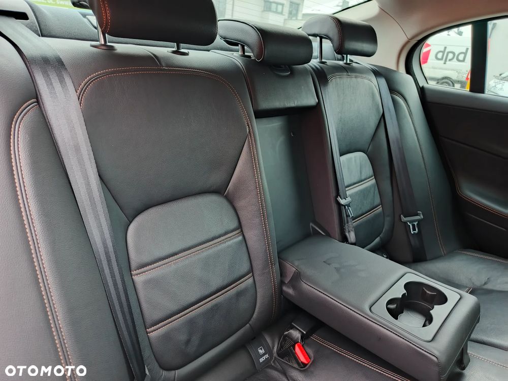 Jaguar XE 2.0 D Portfolio - 14