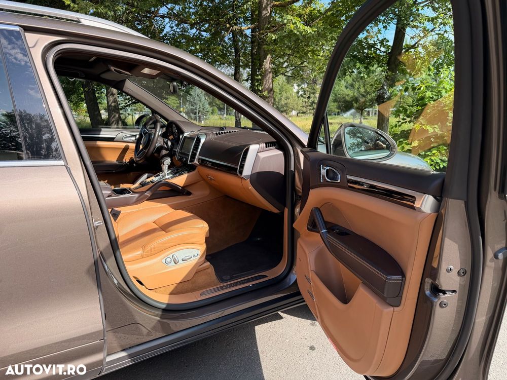 Porsche Cayenne 3.0 L - 24