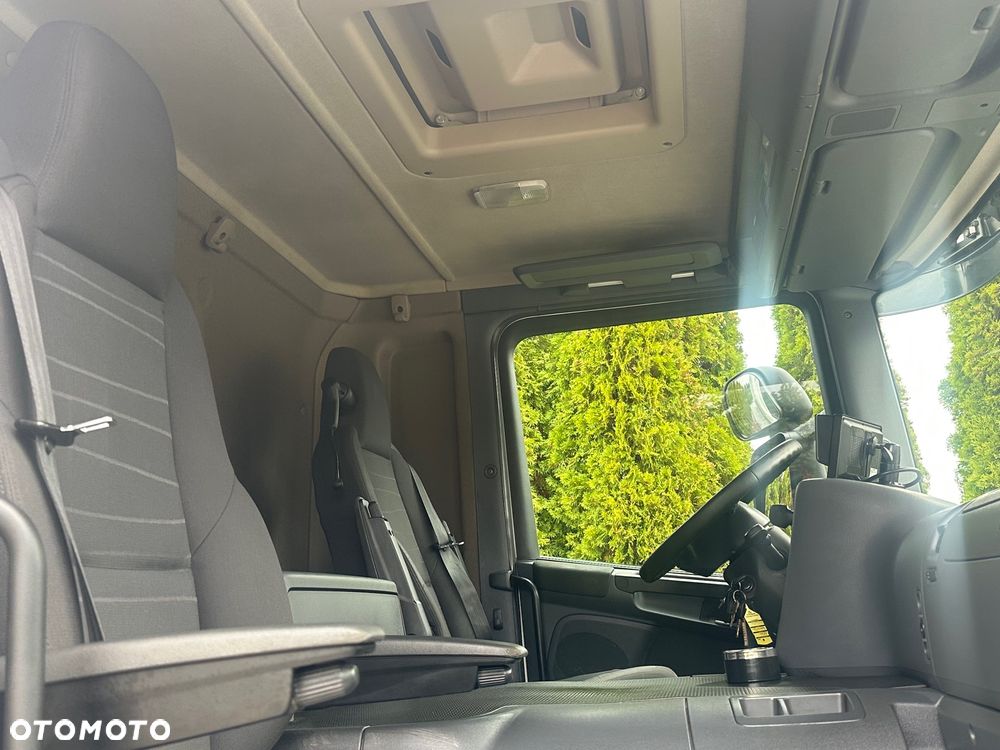 Scania / P360 / 6X2 / CHŁODNIA 7,7 m / Carrier / WINDA / - 28