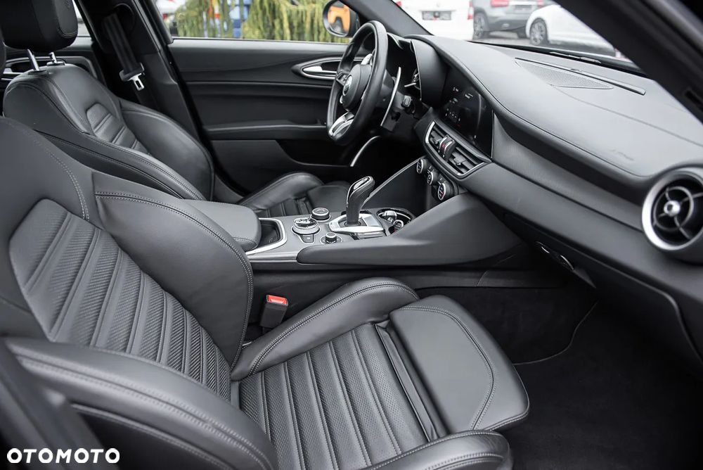 Alfa Romeo Giulia 2.0 Turbo 16V AT8-Q4 Veloce - 21