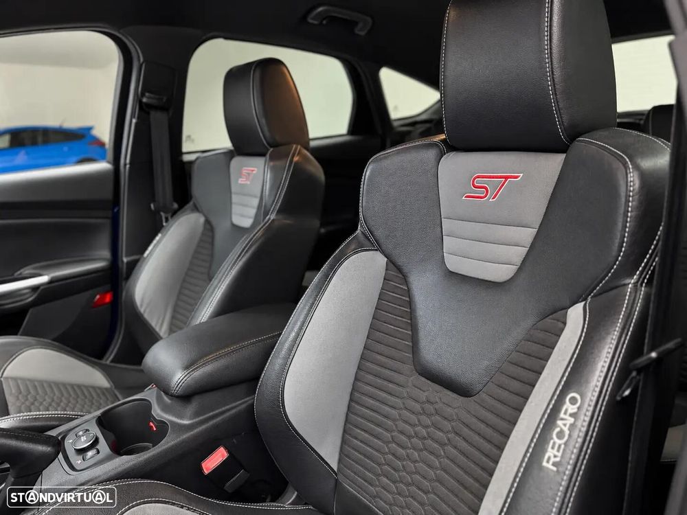 Ford Focus 2.0 EcoBoost ST c/ Pack Pele Desportiva - 25