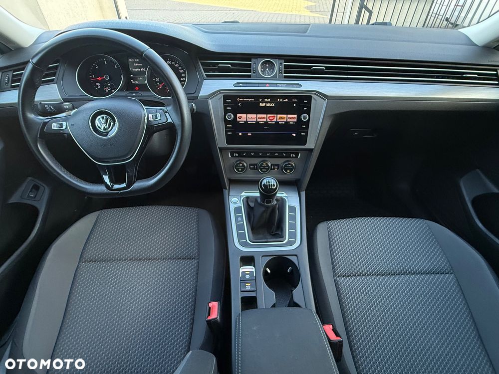 Volkswagen Passat 2.0 TDI BMT Trendline - 12