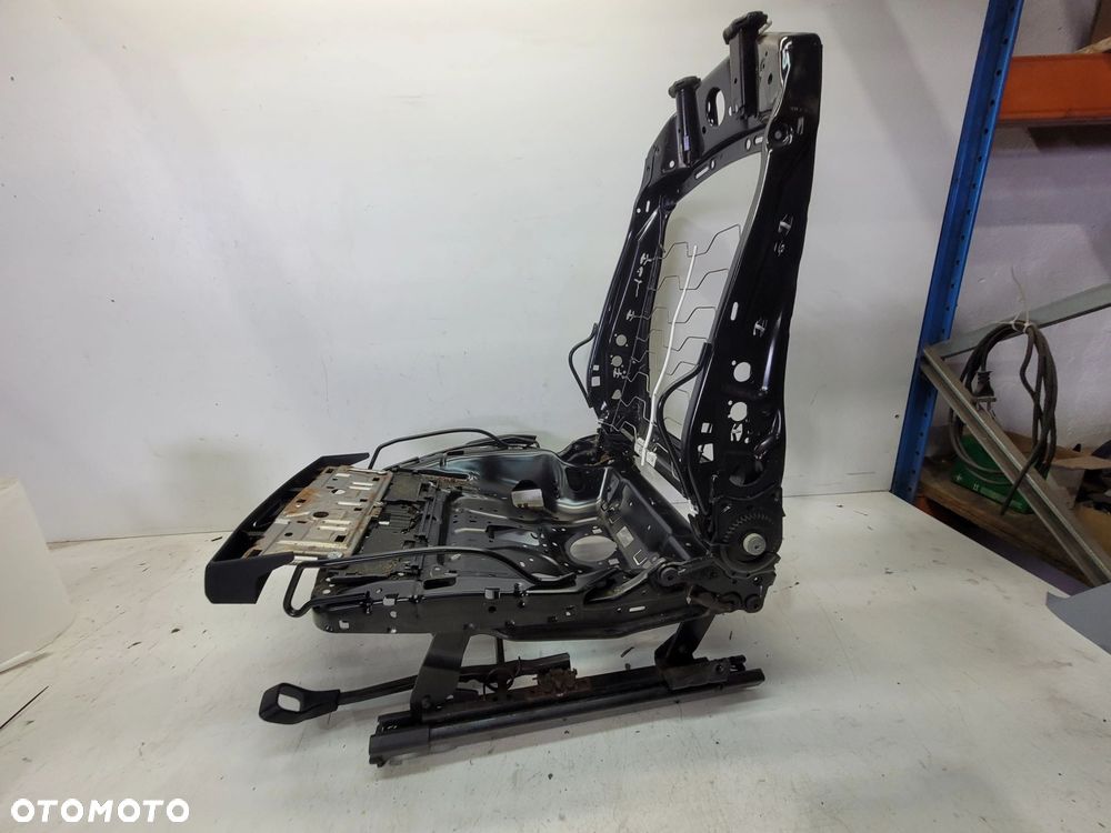 STELAŻ FOTELA PRAWY AUDI A3 8V 5Q4881046C 5Q4881106D - 6
