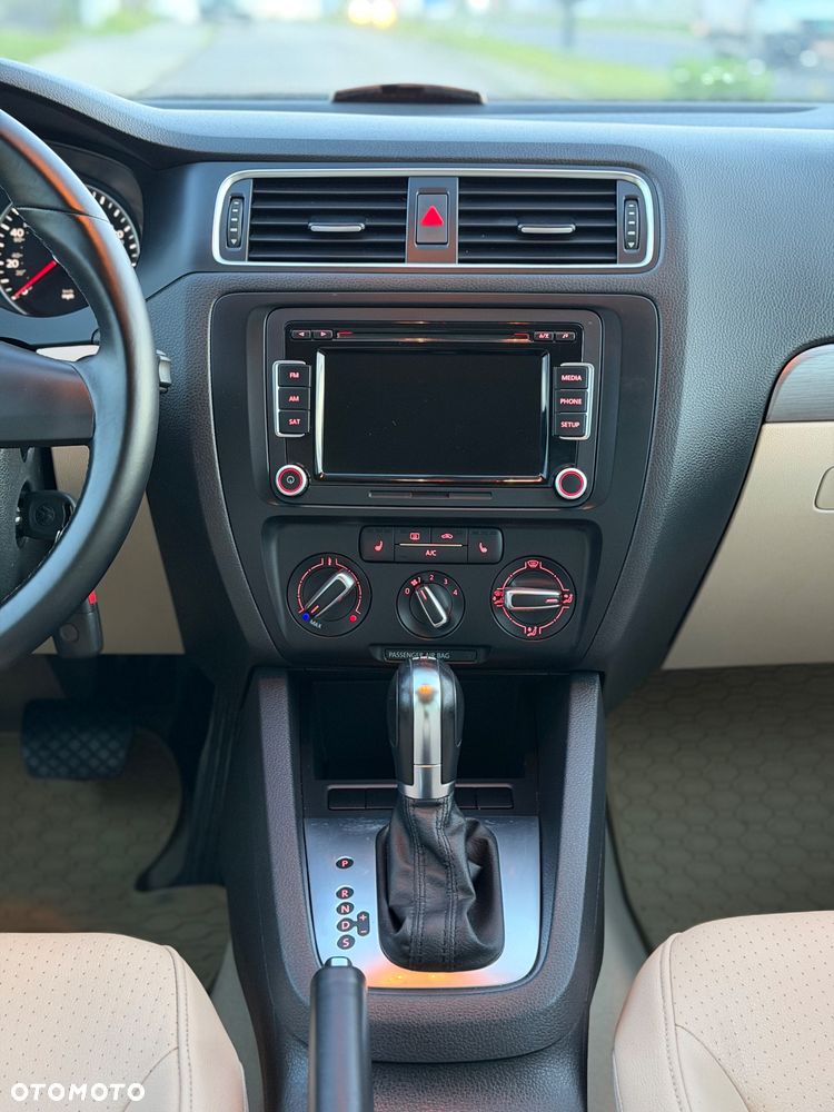 Volkswagen Jetta 2.0 TDI DSG Highline - 16