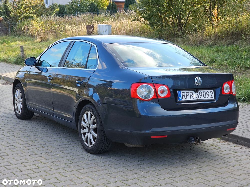 Volkswagen Jetta 2.0 FSI Comfortline - 2