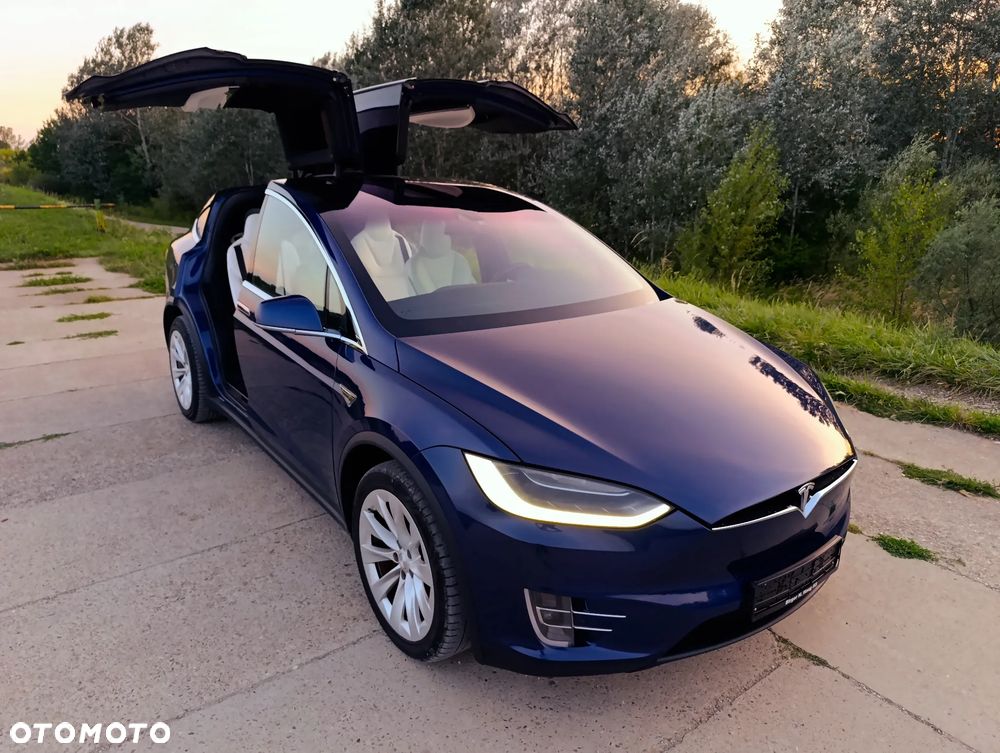 Tesla Model X - 7