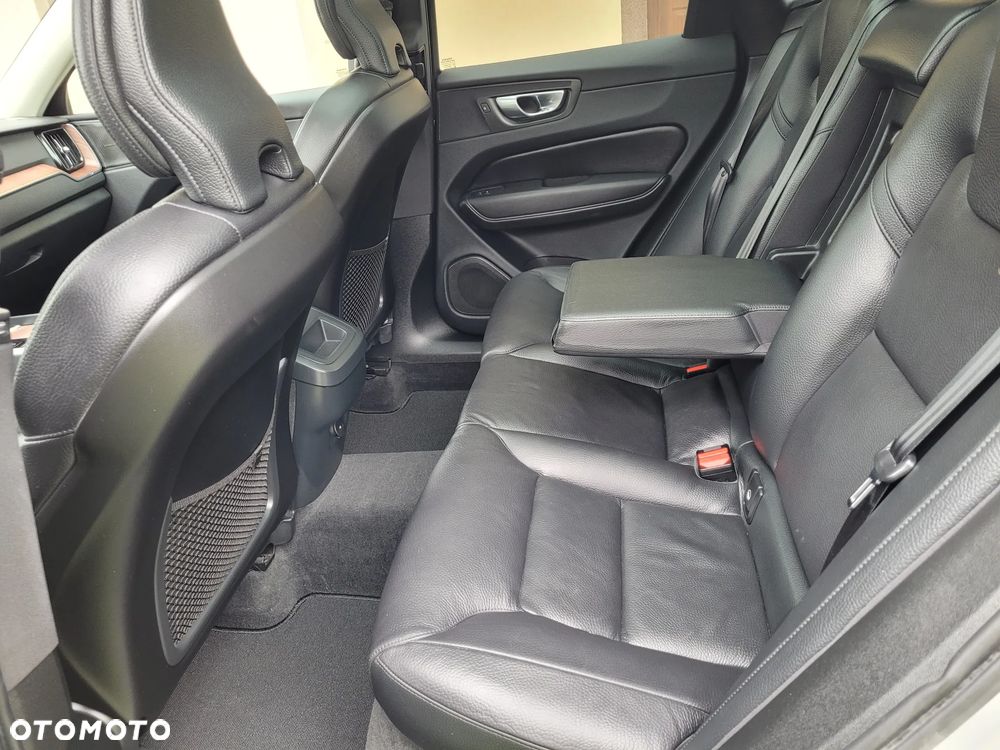 Volvo XC 60 B5 B AWD Plus Dark - 19
