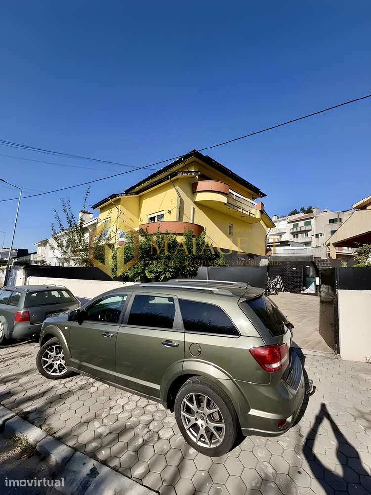 Moradia T5 com amplo espaço exterior e excelente localização em Grijó - Grande imagem: 5/8