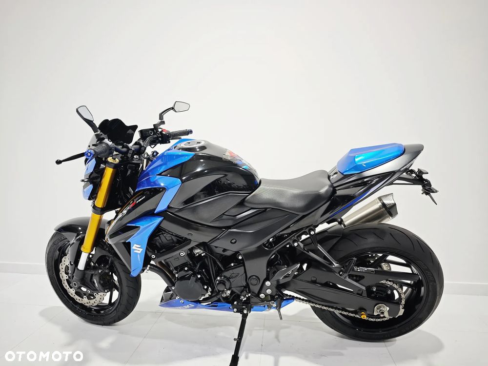 Suzuki GSX - 19