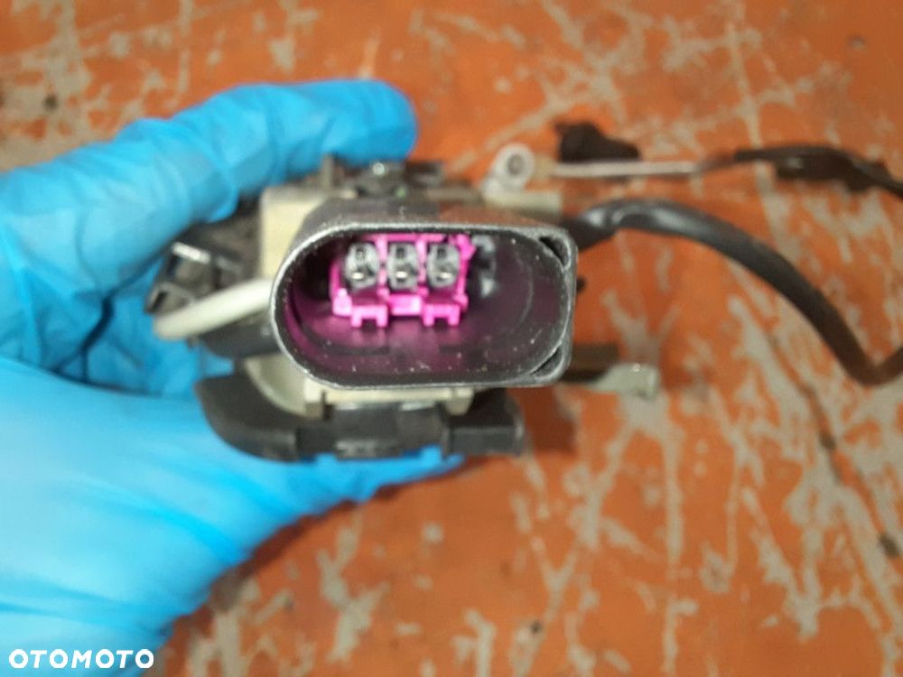 AUDI A3 1.6 KAT 96-00 KLAMKA PRZÓD PRZEDNIA  LEWA  LY9B - 4