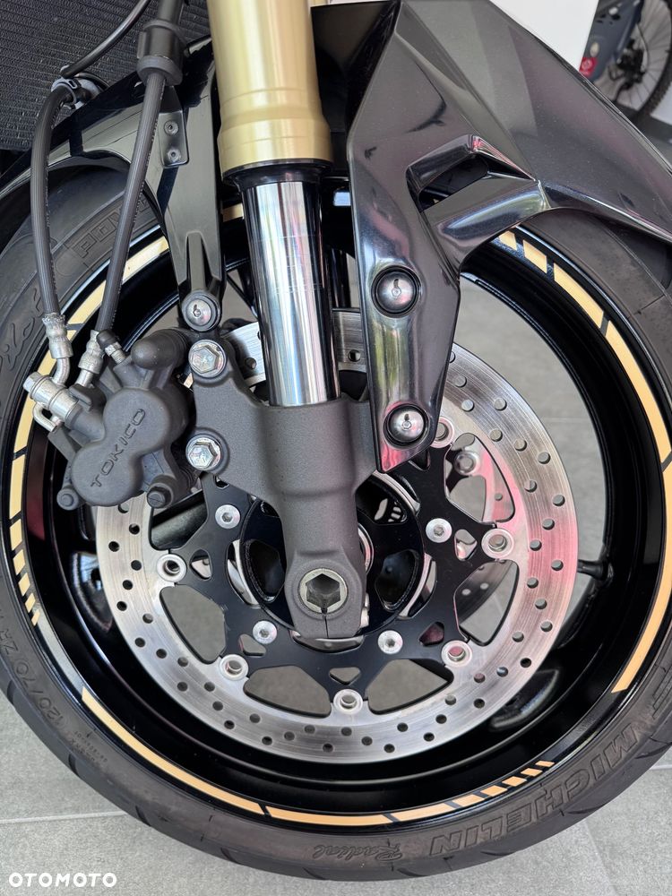 Suzuki GSR - 3