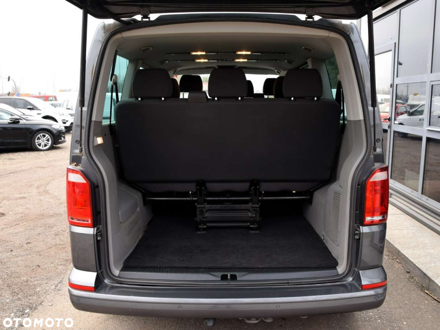 Volkswagen Caravelle - 9