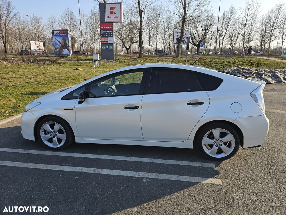 Toyota Prius (Hybrid) - 4