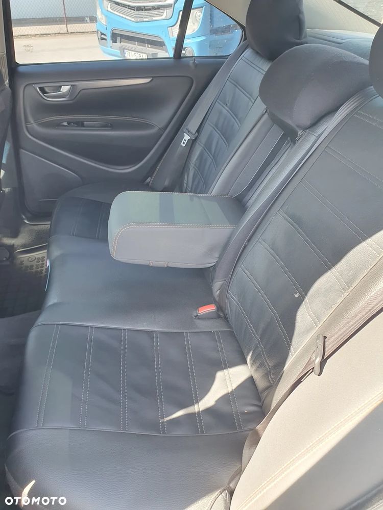 Volvo S60 2.4D Kinetic - 9