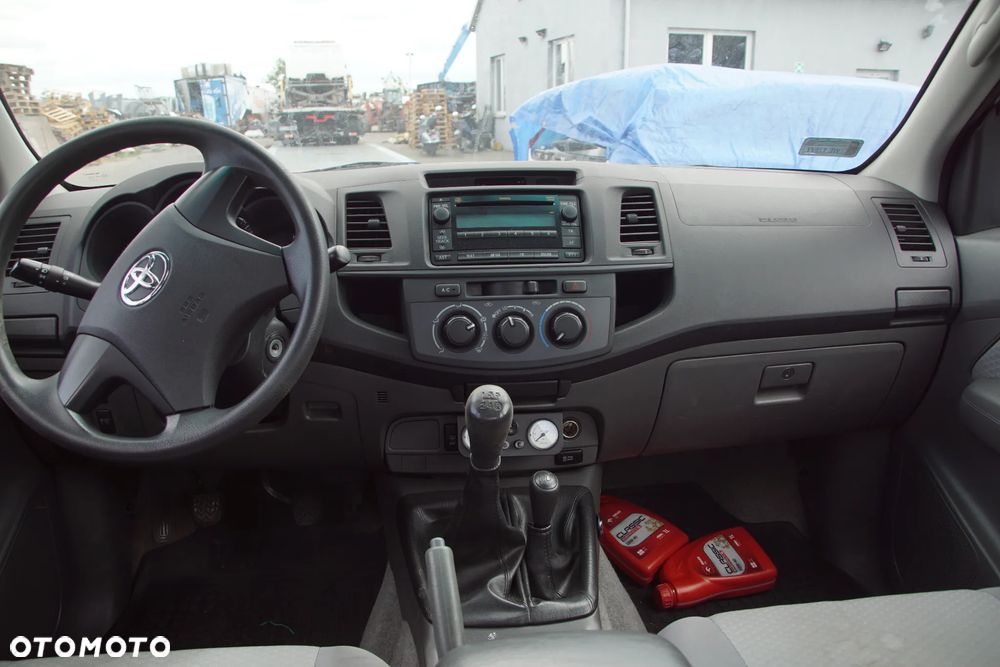 Auto na części - Toyota Hilux VII Lift 2.5 D-4D 144 KM 2KD-FTV 33030-0K750 040 2011R Silnik Skrzynia Drzwi Błotnik Zderzak Burta Lampa Lusterko Klamka Szyba Deska Kokpit Sterownik Moduł Czujnik Licznik Panel Kierownica - 17