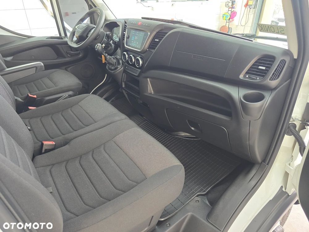 Iveco DAILY 35C16 / 50C16 KONTENER 8PALET WINDA DHOLLANDIA 750Kg 41Tyś km SERWIS ASO IVECO DO OSTATNIEGO Km STAN NOWY NOWY NOWY NA GWARANCJI BOGATA OPCJA WYPOSAŻENIA ASYSTENTY KIEROWCY TEMPOMAT KLIMA KAMERA COFANIA FOTEL KIEROWCY PNEŁMATYCZNY - 35