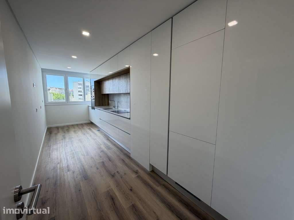 Excelente T2 totalmente remodelado junto ao Metro de Alfornelos - Grande imagem: 2/11