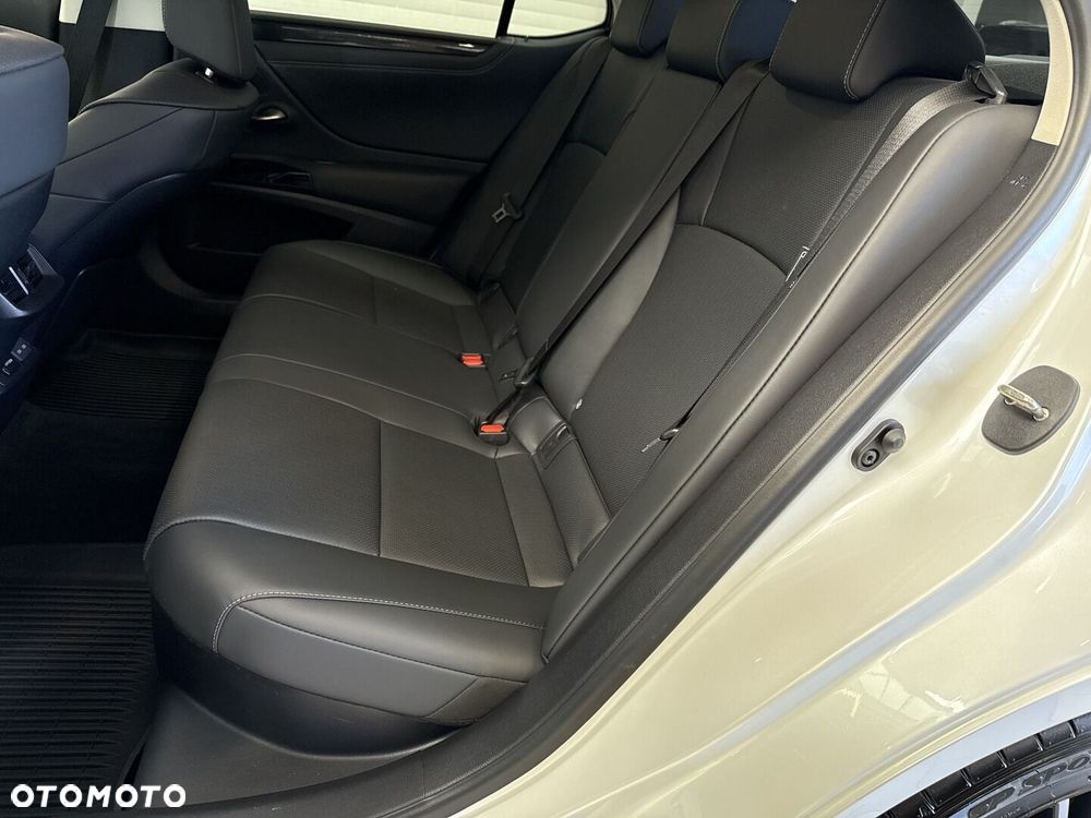 Lexus ES 300h Business Edition - 11