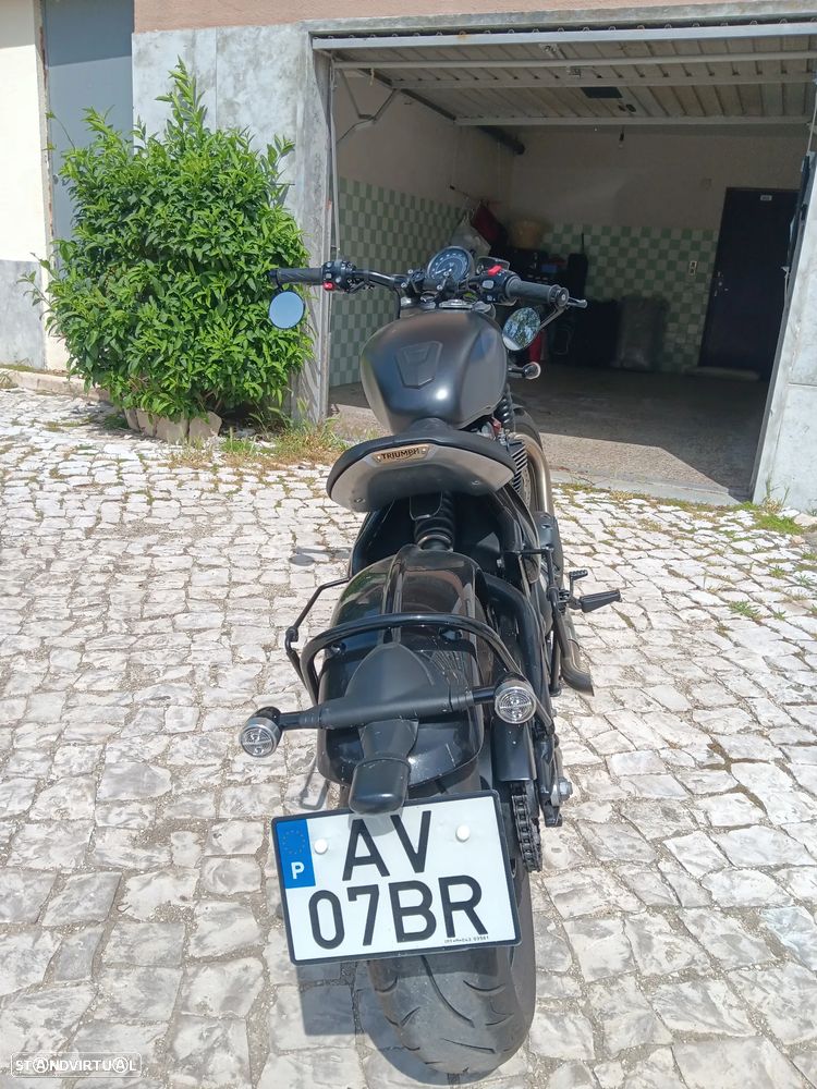 Triumph Bonneville Bobber - 5