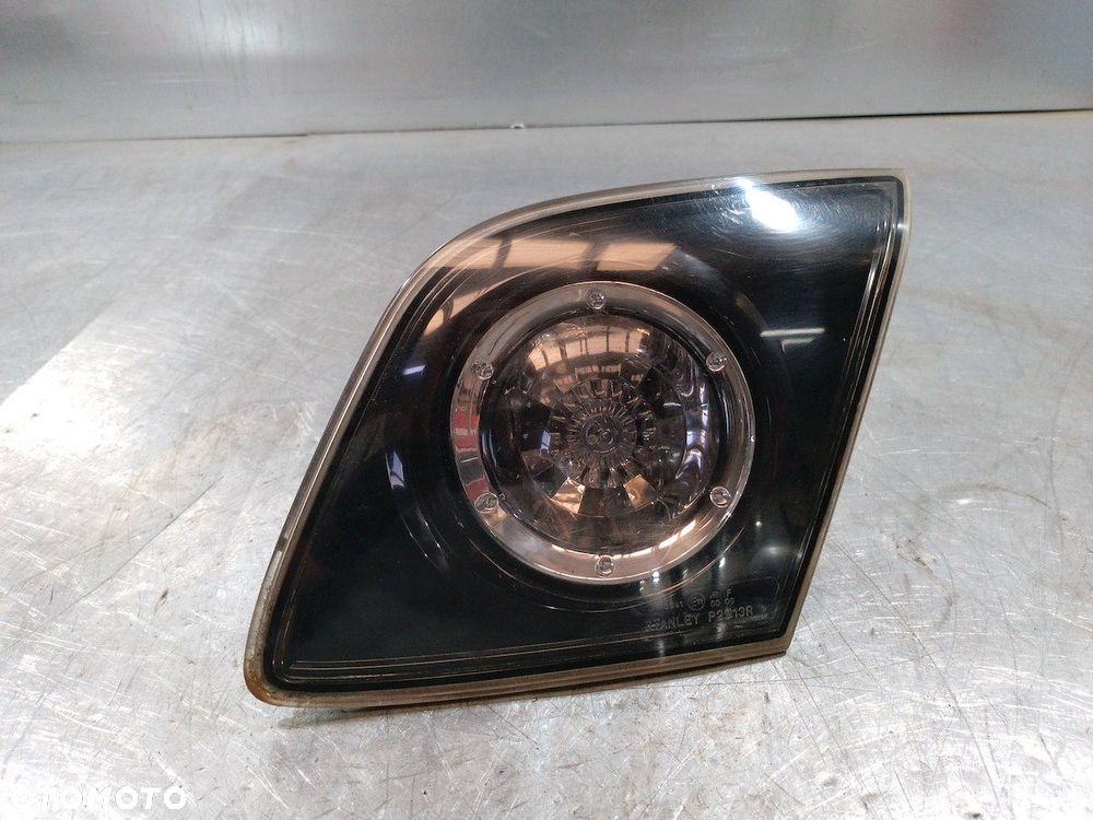 LAMPA TYLNA PRAWA W KLAPE MAZDA 3  P2913R - 1