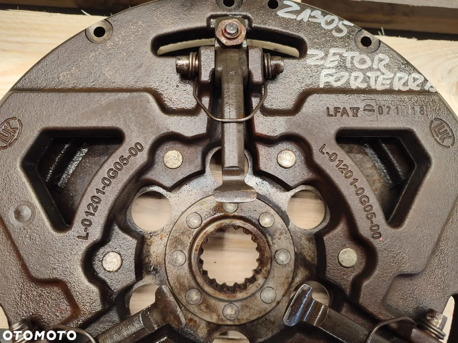 Docisk LUK L 01201 0G05 00 tarcz sprzęgłowa ZETOR FORTERRA 105 - 12