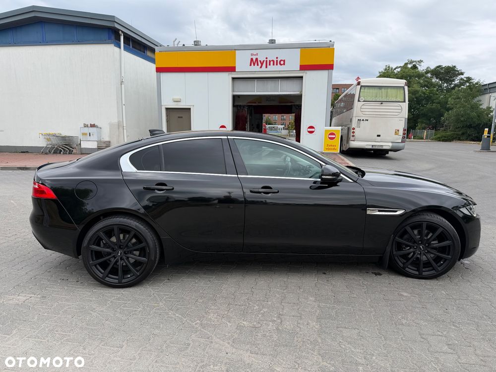 Jaguar XE 2.0 D Prestige - 8