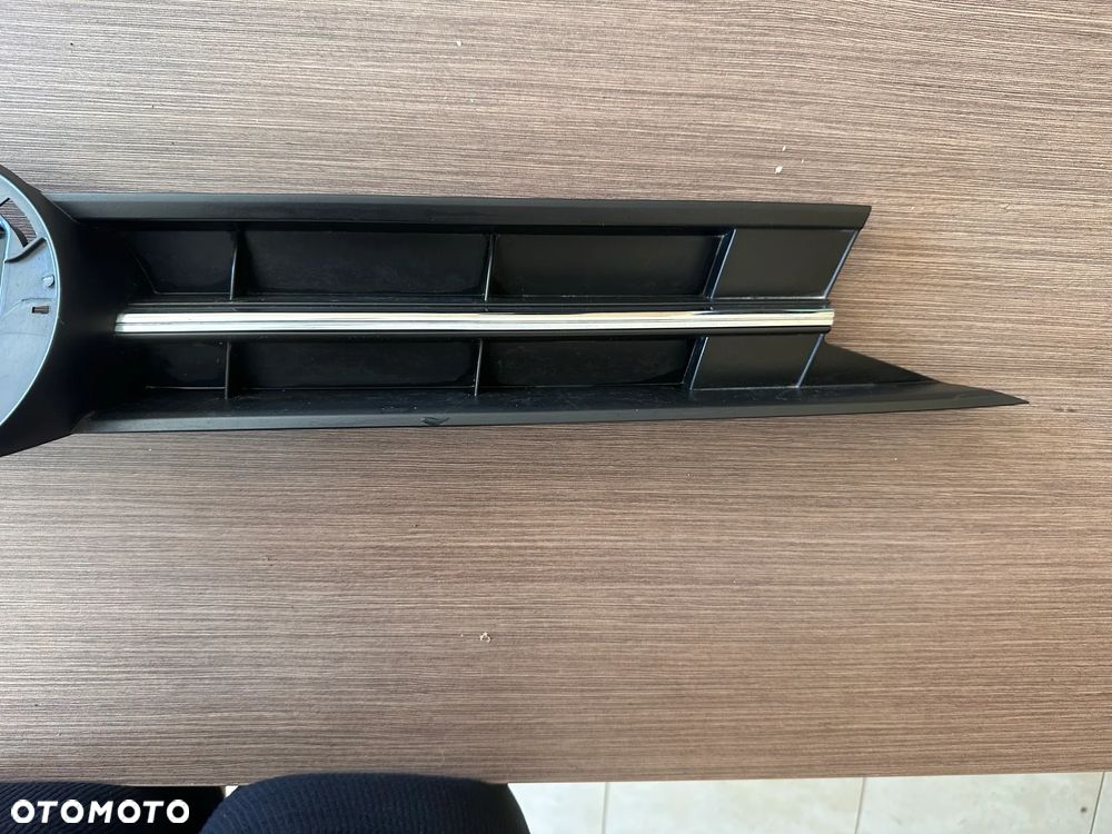 Grill Atrapa VW Polo 2G 2G0853651L 2G0853653L uszkodzony - 2