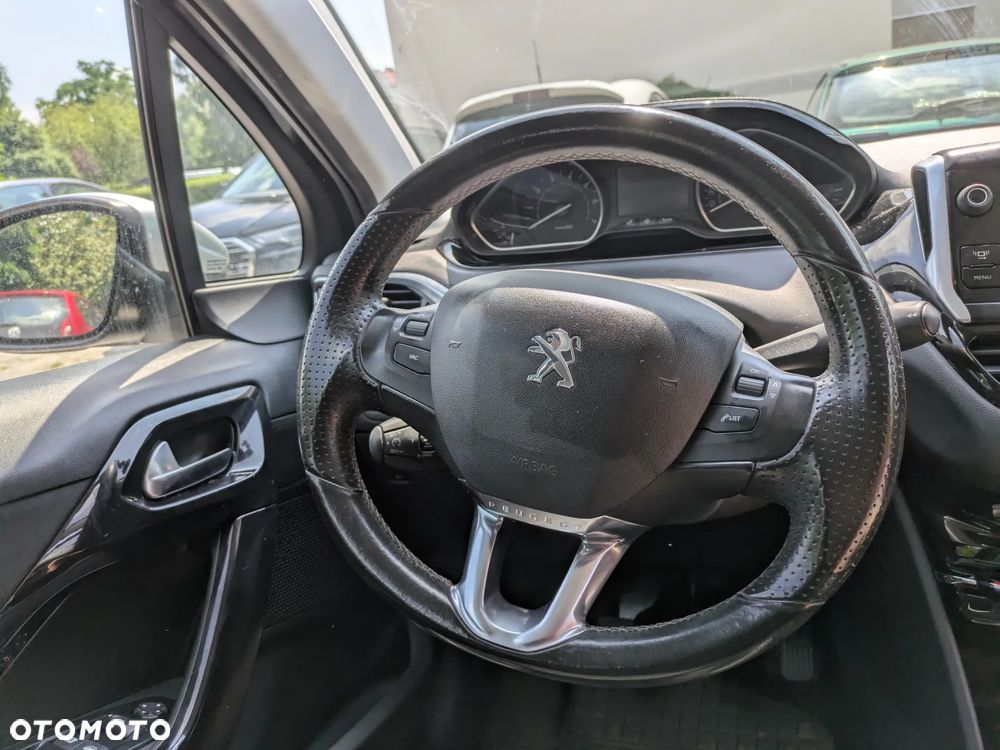 Peugeot 208 - 8