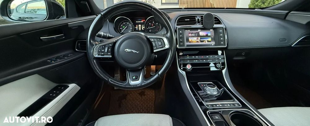 Jaguar XE 2.0 Portfolio - 22
