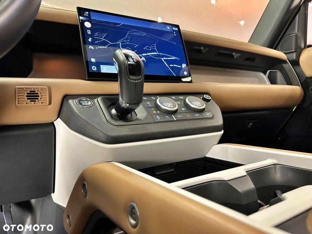 Land Rover Defender 3.0 D250 mHEV X-Dynamic HSE - 30