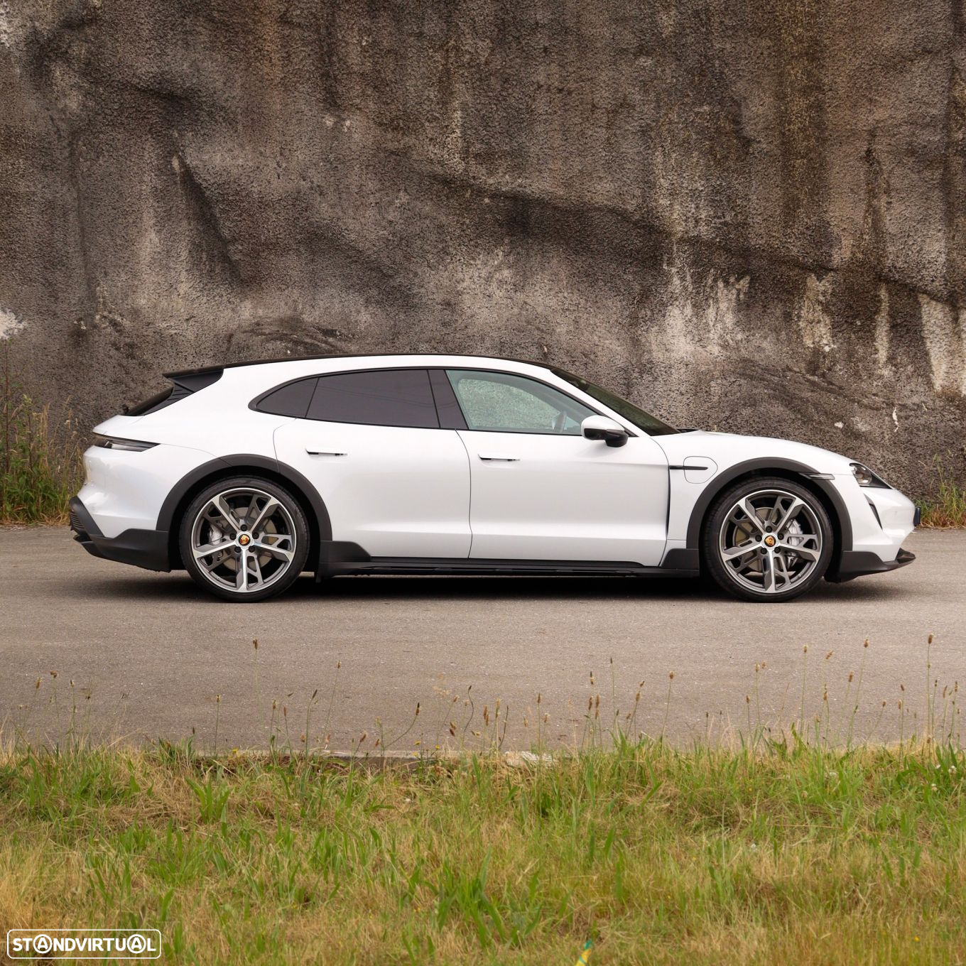 Porsche Taycan Cross Turismo 4 - 5