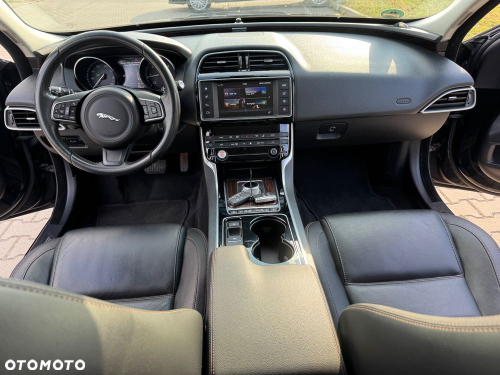 Jaguar XE 2.0 D AWD Prestige - 28