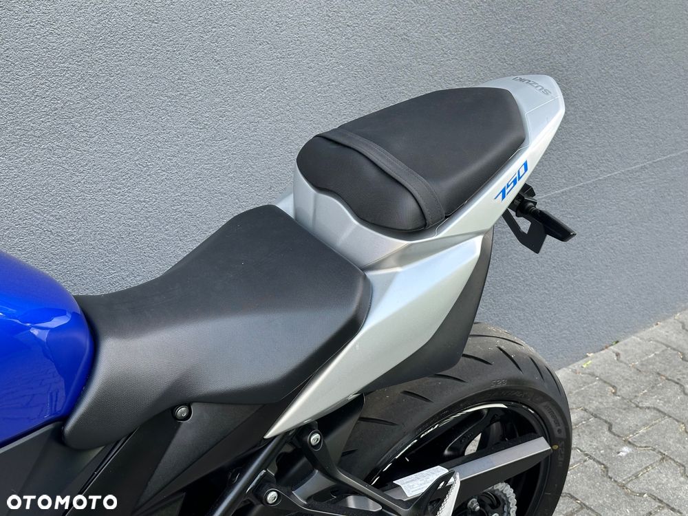 Suzuki GSR - 14