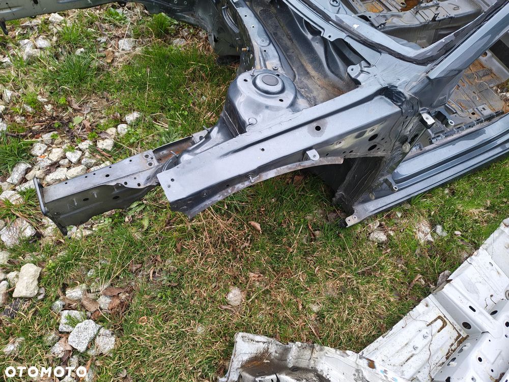 OCTAVIA IV LF7Y lub LA7W ćwiartka lewy / prawy przód - 1