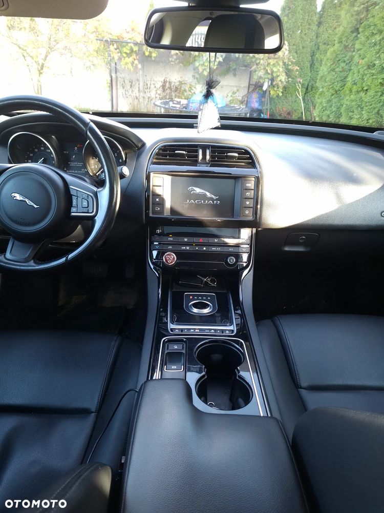 Jaguar XE 25t Prestige - 8