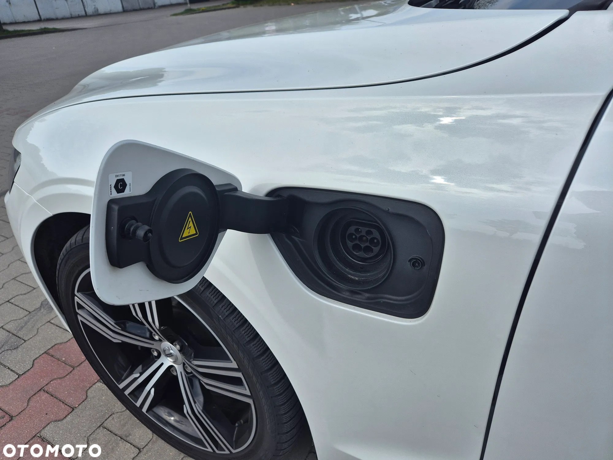 Volvo V60 T6 AWD Plug-In Hybrid Ultra Dark - 20