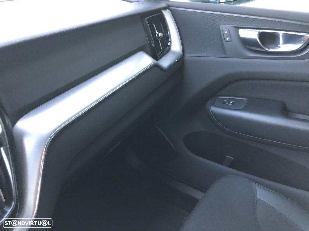 Volvo XC 60 2.0 T8 PHEV Momentum Plus AWD - 36