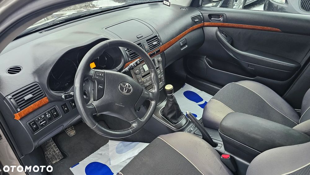 Toyota Avensis 2.0 D-4D 2010 - 13