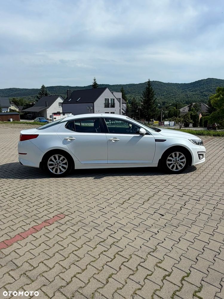Kia Optima 2.0 L - 11