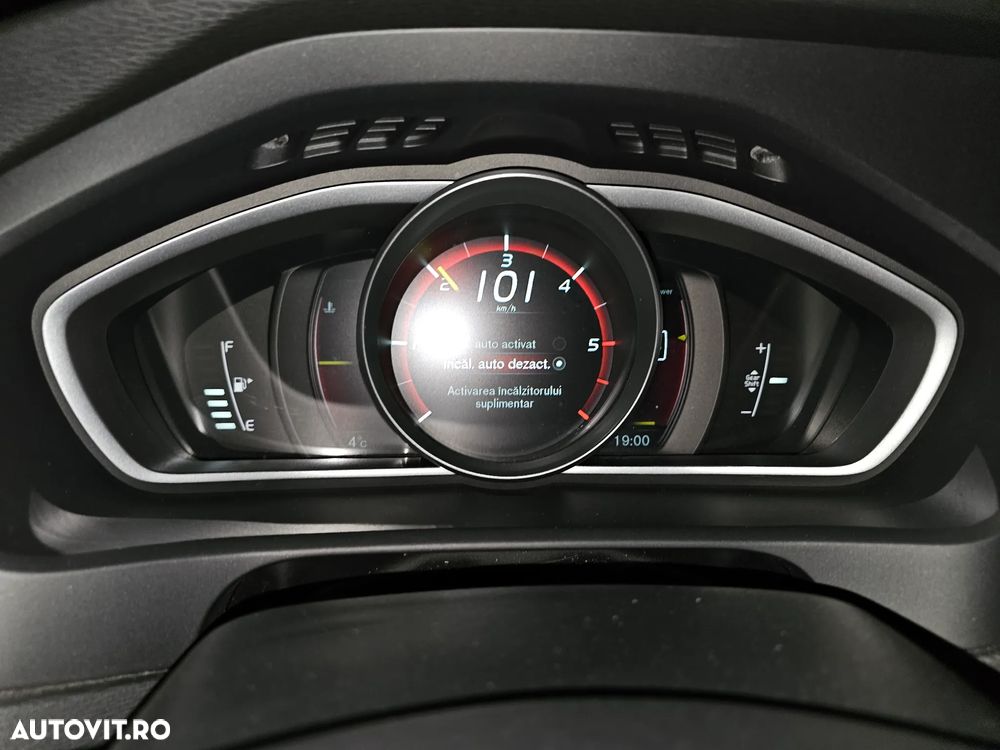 Volvo V40 T2 Momentum - 23