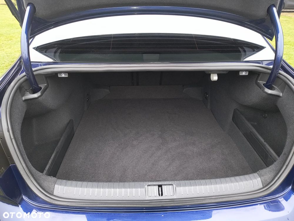 Volkswagen Passat - 14