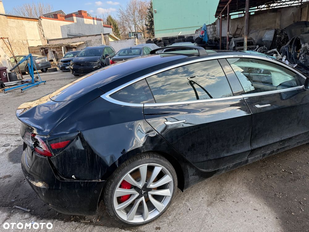 Tesla Model 3 - 32