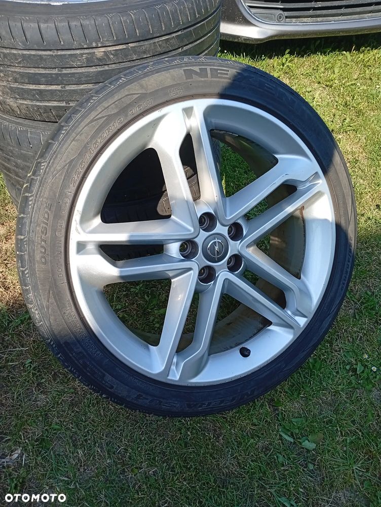 225/45ZR19 - 1