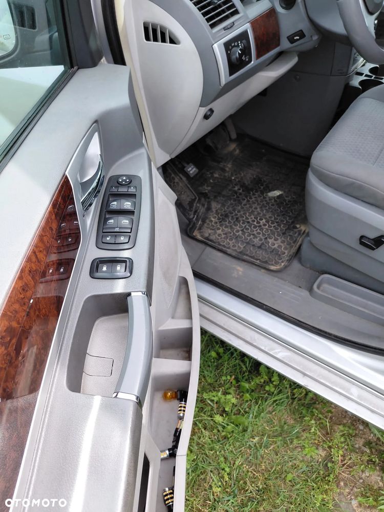 Chrysler Town & Country - 11