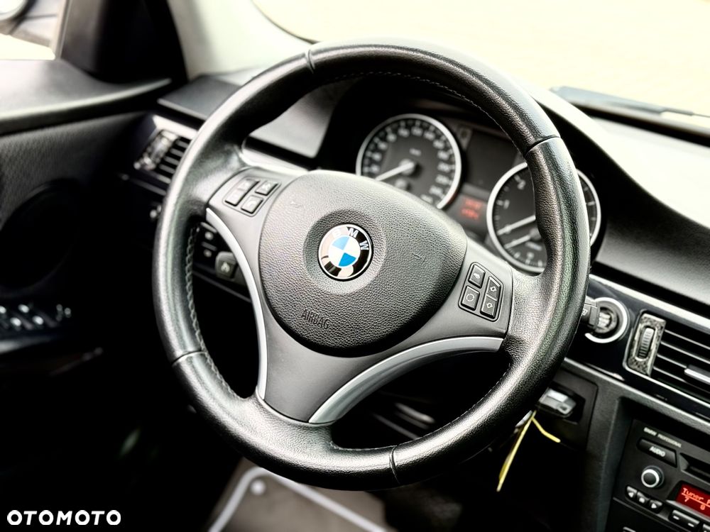 BMW Seria 3 318i - 29