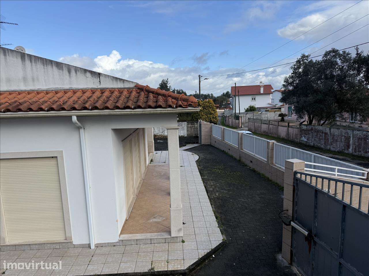 TERRENO COM BENFEITORIA (Moradia T4) – pohled 3